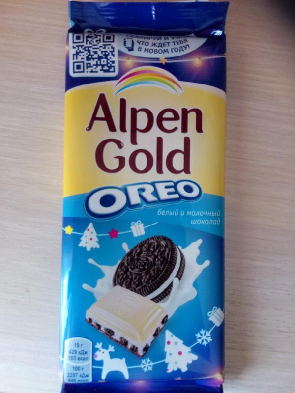 Фото - Шоколад молочный с белым шоколадом с начинкой со вкусом ванили и кусочками печенья Oreo Alpen Gold Альпен гольд