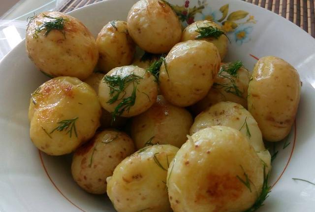 Фото - молодой картофель с укропом и маслом