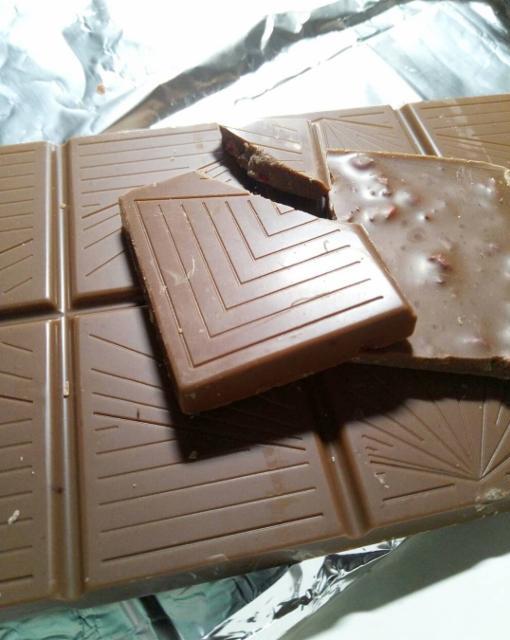 Фото - 'Икея' Ikea шоколад молочный с брусникой