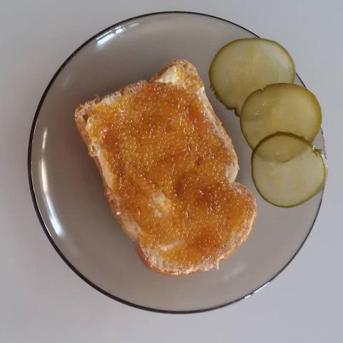 Фото - Бутерброд с маслом и икрой сазана