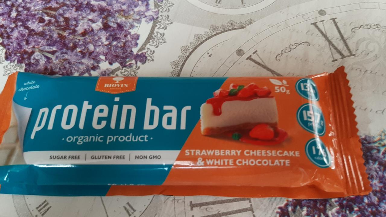 Фото - батончик протеиновый со вкусом земляничный чизкейк белый шоколад в белой глазури Biovin