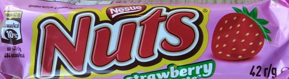 Фото - Конфета Nuts со вкусом клубники с целыми орехами Nestlé