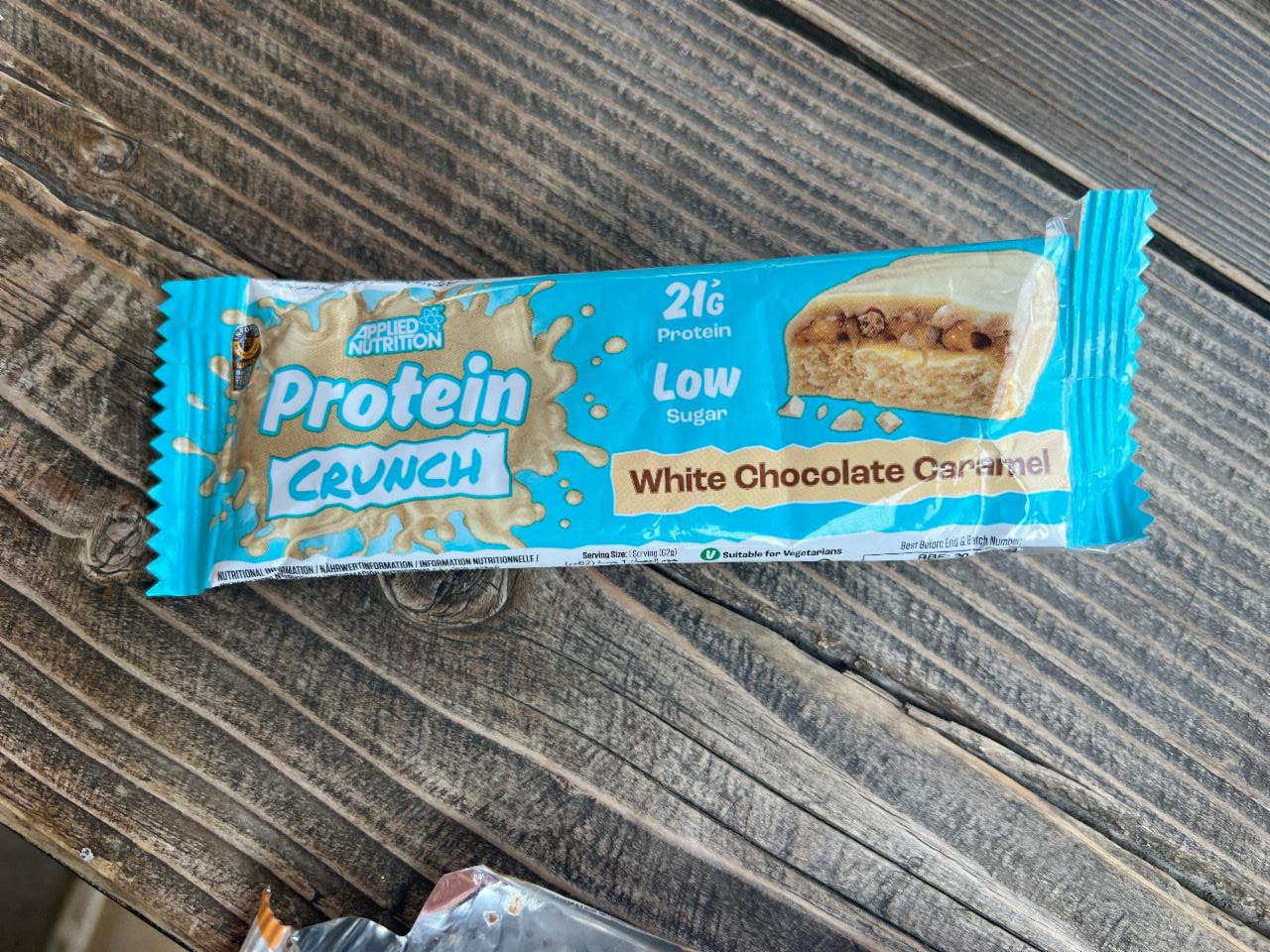 Фото - Протеиновый батончик хрустящий белый шоколад-карамель Protein bar Eng Applied nutrition