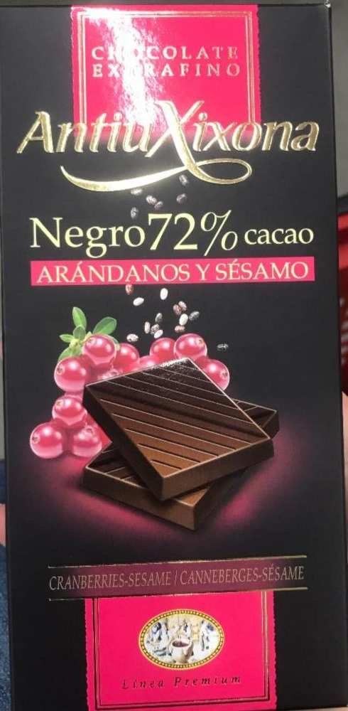 Фото - Шоколад черный с клюквой и кунжутом 72% Antiu Xixona