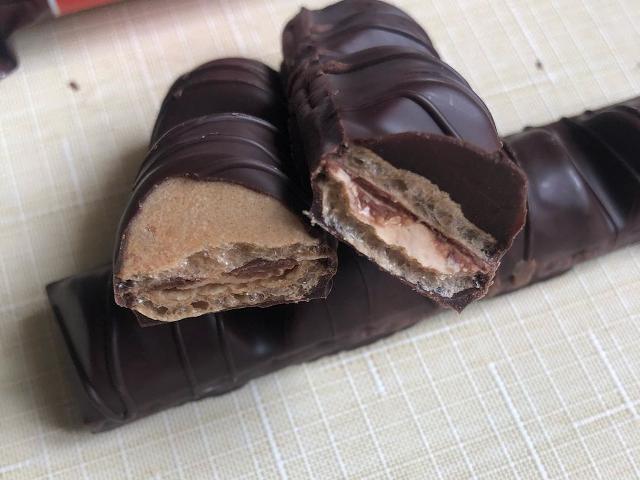 Фото - Вафельные батончики с молочно-ореховой начинкой и темным шоколадом 'Kinder Bueno dark'