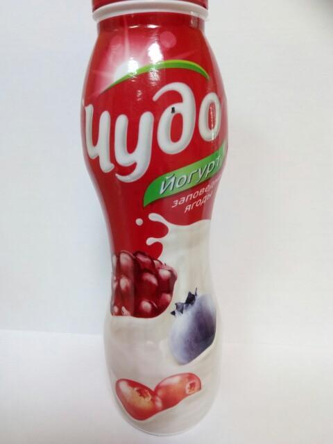 Фото - Йогурт фруктовый со вкусом голубика-брусника-княженика 'Заповедные ягоды' питьевой 2,4%
