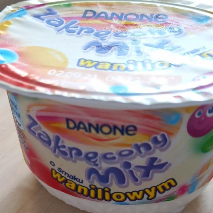 Фото - молочный десерт цветной со вкусом малины Danone