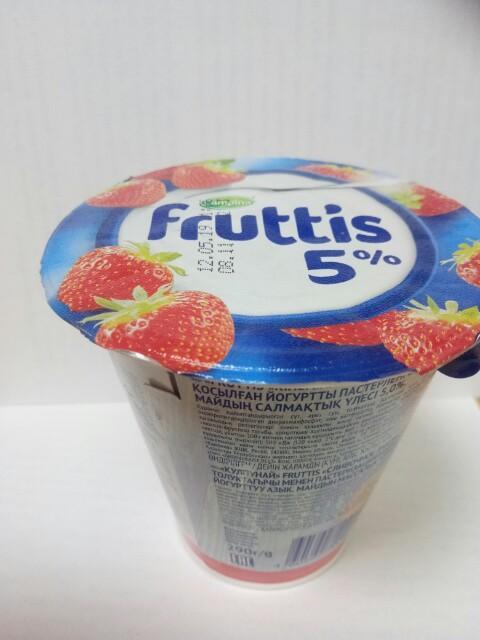 Фото - Продукт йогуртный Fruttis с клубникой 