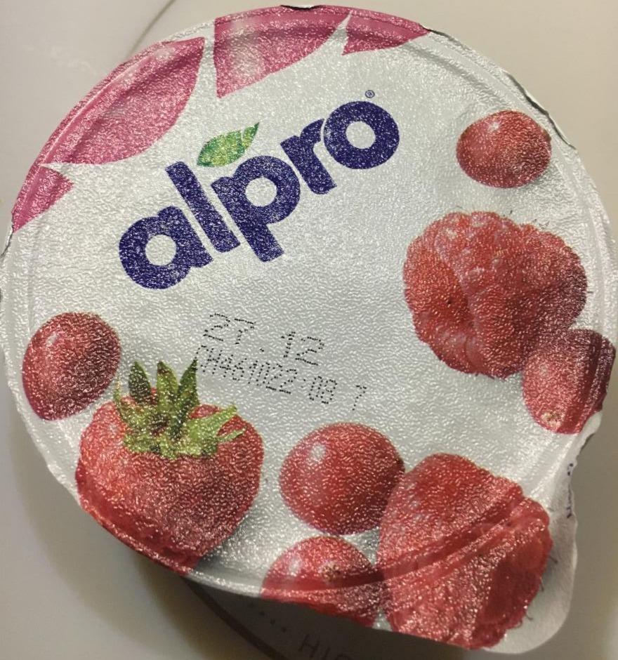Фото - продукт ферментированный соевый йогурт с малиной и клюквой Alpro