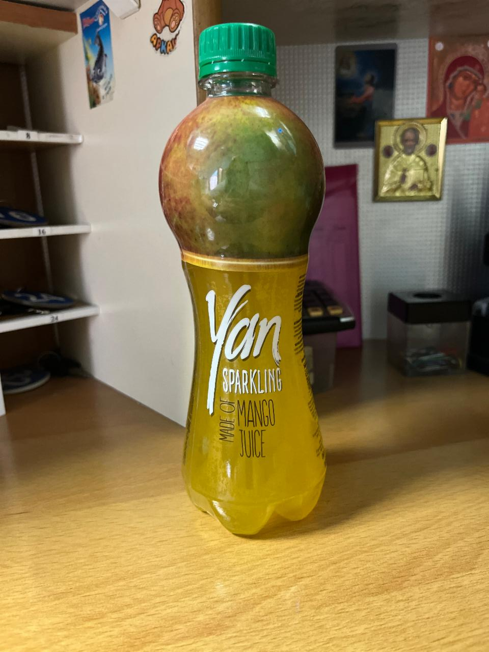 Фото - манговый сокосодержащий газированный напиток Yan