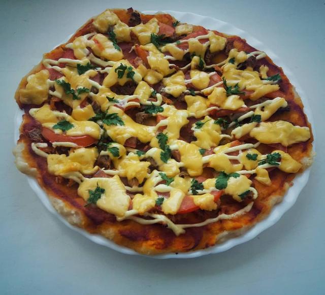 Фото - Пицца домашняя на дрожжевом тесте с овощами и колбасой