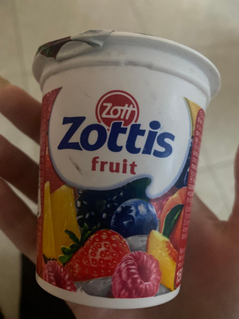 Фото - Йогурт 0.1% со вкусом малины персика клубники лесных ягод Fruit Zottis Zott