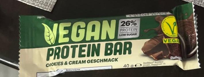 Фото - Батончик протеиновый Vegan Protein Bar Cookies&Cream IronMaxx