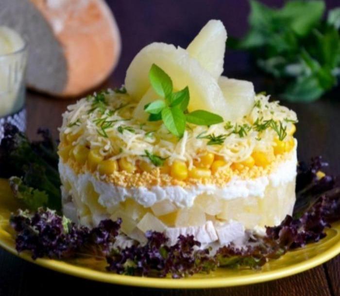 Фото - салат с ананасами, курицей, яйцом, сыром, кукурузой и майонезом