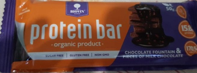 Фото - батончик протеиновый со вкусом шоколадный фонда кусочки молочного шоколада в темной глазури Biovin