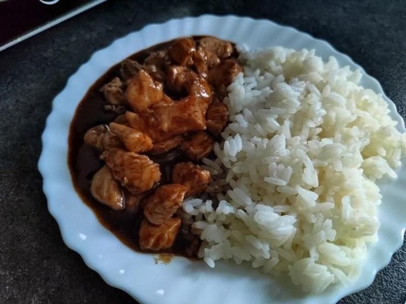 Блюдо из азиатской кухни с курицей